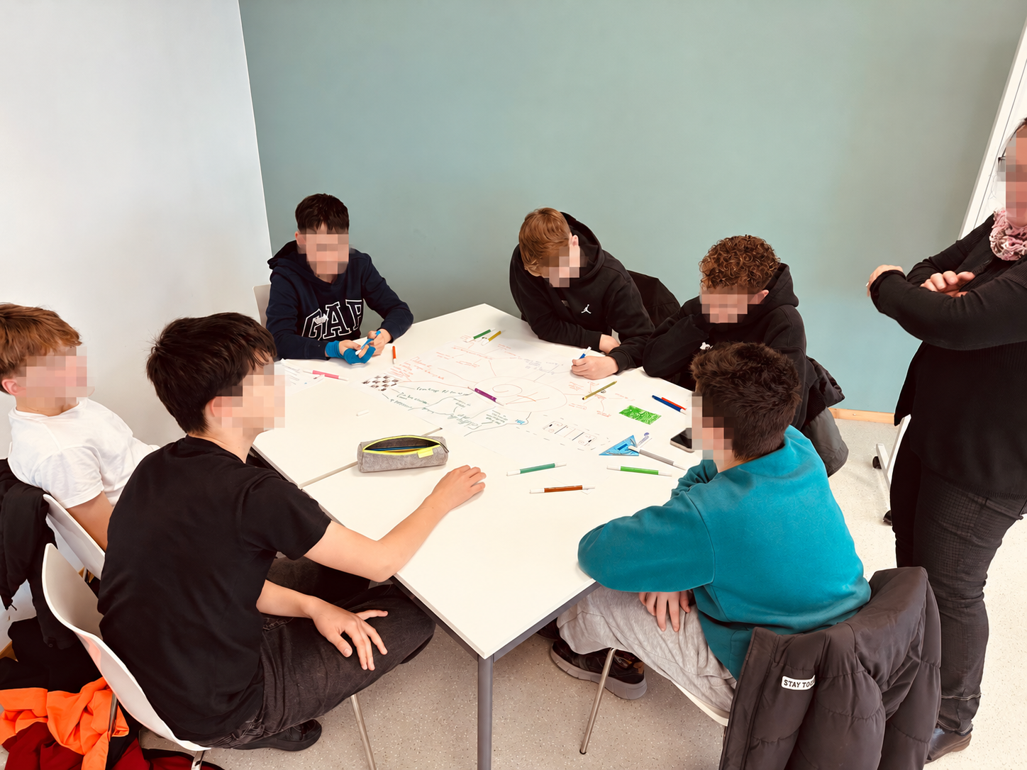 Gemeinsame Ideenarbeit im Workshop – Gesichter zum Schutz der Teilnehmenden verpixelt